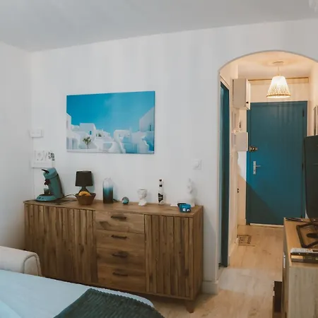 Cocon Grec - à 2 Min, Calme, Arboré&clim Appartement